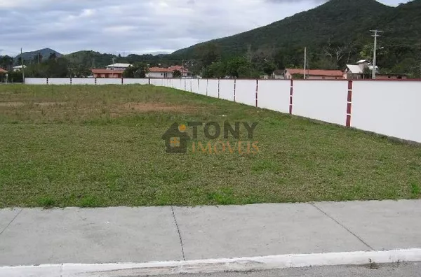 Amplos terrenos condomínio fechado próximo do mar 