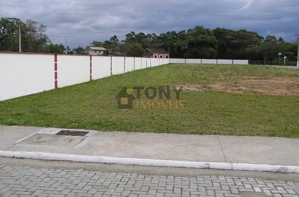 Amplos terrenos condomínio fechado próximo do mar 