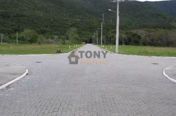 Amplos terrenos condomínio fechado próximo do mar 