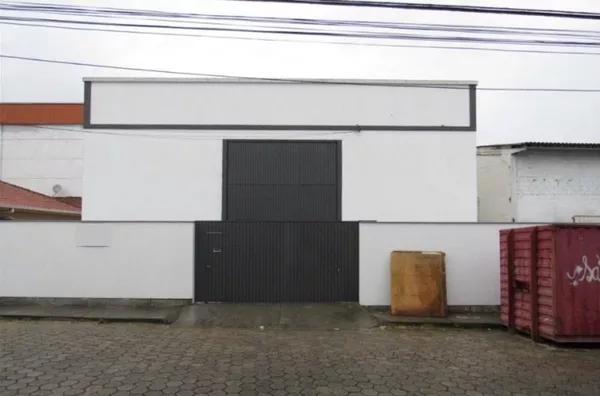 Gapão com 400 m², com mezanino.