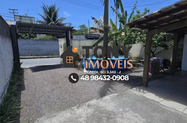 Casa de 7 quartos e 4 banheiros localizada no bairro Ipiranga - São José.