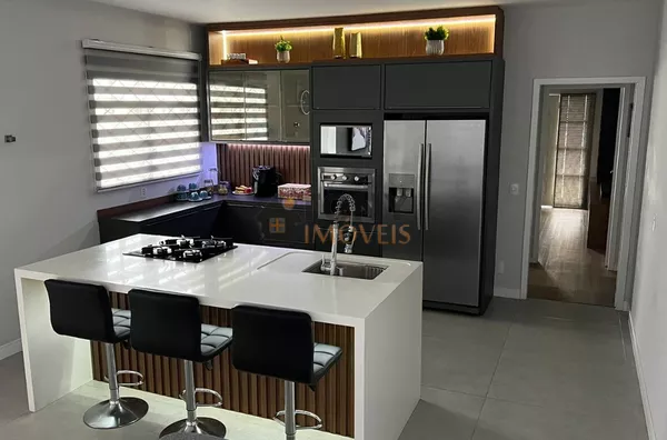 Excelente casa de 3 dormitórios e 2 suítes no bairro Serraria - São José.