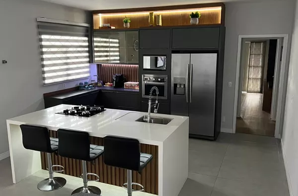 Excelente casa de 3 dormitórios e 2 suítes no bairro Serraria - São José.