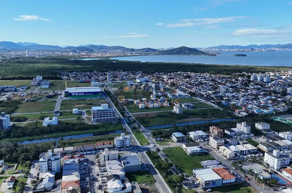 SOBRADO COM 3 QUARTOS 99M2 BEM LOCALIZADO