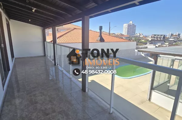 Casa com piscina de 3 dormitórios sendo 1 suíte localizada no bairro Areias - São José - SC.