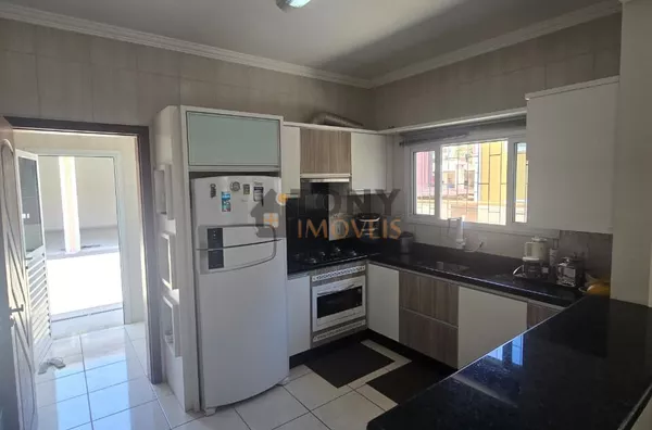 Casa de 194m2 de 4 dormitórios sendo 1 suíte localizada no bairro Real Paque - São José - SC