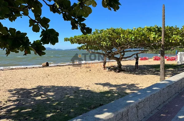 CASA COM 3 QUARTOS EM FRENTE A PRAIA DE FORA 