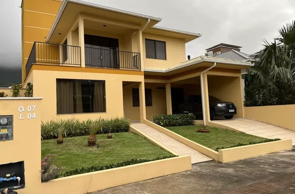 CASA EM CONDOMINIO NA PRAIA DE FORA COM 4 QUARTOS 