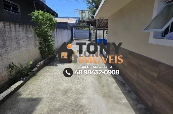 Casa de 7 quartos e 4 banheiros localizada no bairro Ipiranga - São José.