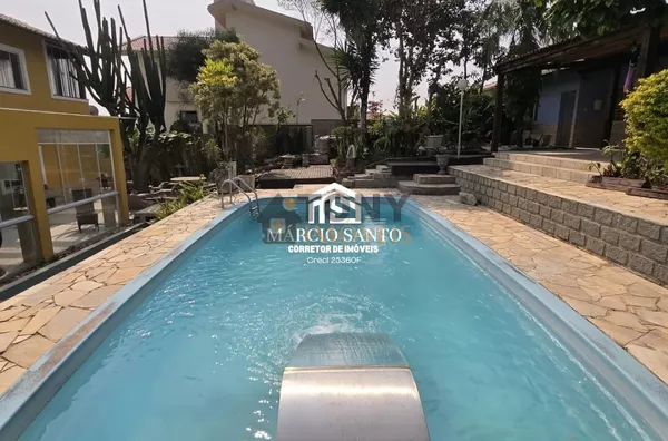 Casa residencial de alto padrão, em condomínio fechado, com 665 m², possui 5 dormitórios, sendo 4 suítes. Localizada no Bosque das Mansões - São José.