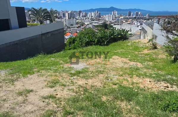 Terreno de 910m2 à venda no Bosque das Mansões - São José - SC.