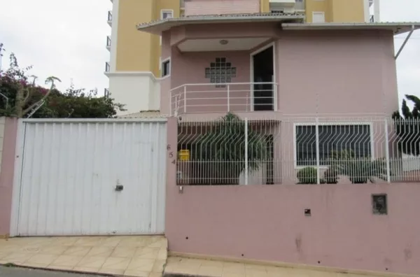Casa com 3 Quartos e 4 banheiros à Venda, 250 m² em Barreiros - São José.