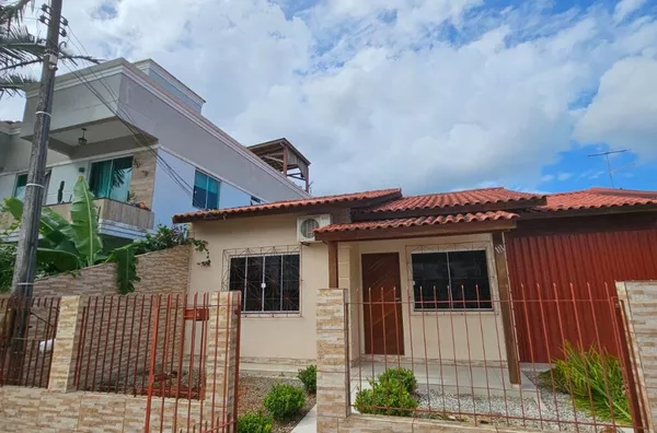 ÓTIMA CASA COM 2 QUARTOS EM FORQUILHAS 