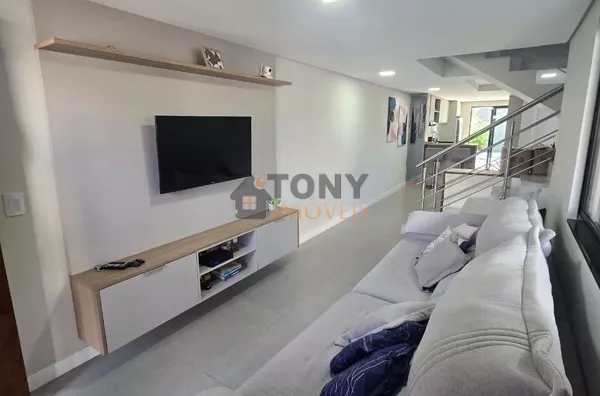 Sobrado de 3 dormiórios semimobiliado com Piscina localizado no bairro Areias - São José - SC.