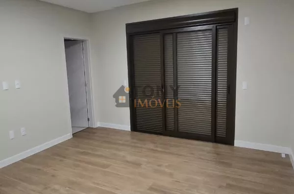 Luxuosa casa de 3 dormitórios sendo 1 suíte com 4 vagas de garagem - localizado no bairro Potecas - São José - SC - Foto 10