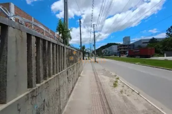 Terreno comercial de 563m2 com excelente localização na avenida das Torres  em São José - SC