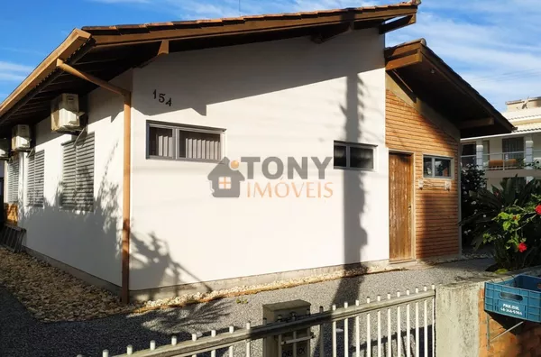 Ótima casa em excelente localização na praia de Palmas.