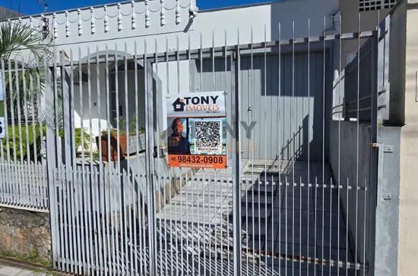 Casa de 3 dormitórios em Barreiros - São José localização estratégica em área mista.