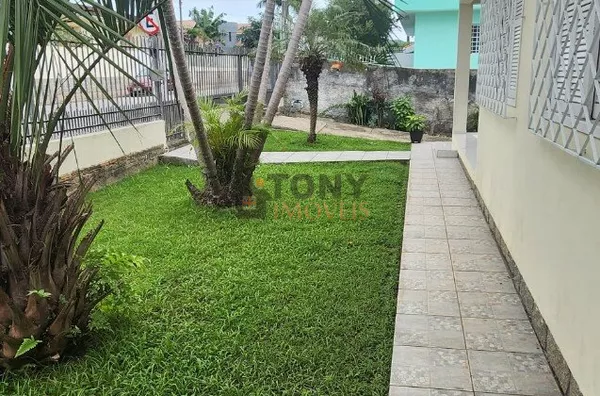 Casa à venda, 03 quartos, sendo 01 suíte e 07 vagas no bairro Ipiranga - São José - SC