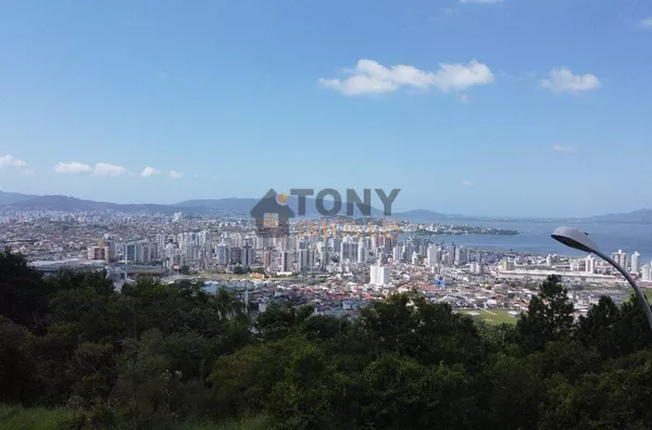 ÓTIMO TERRENO EM CONDOMÍNIO FECHADO COM VISTA MAR 