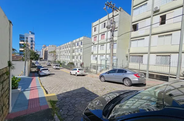 AMPLO APARTAMENTO NO ESTREITO COM 3 QUARTOS 