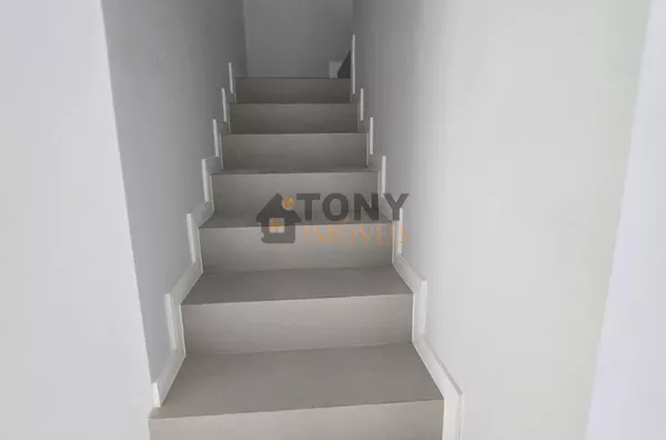 Sobrado com 150m² de 3 dormitórios sendo 1 suíte localizado no bairro Ipiranga - São José - SC.