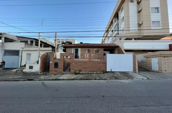 CASA PARA PONTO COMERCIAL AO LADO DA AVENIDA DAS TORRES