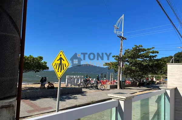 CASA COM 3 QUARTOS EM FRENTE A PRAIA DE FORA 