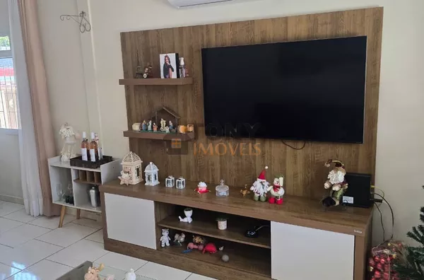 Casa de 194m2 de 4 dormitórios sendo 1 suíte localizada no bairro Real Paque - São José - SC