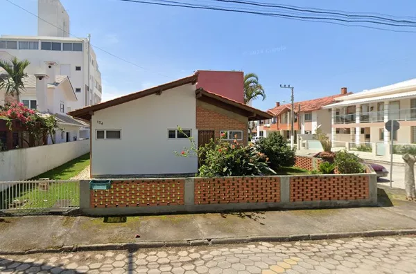 Ótima casa em excelente localização na praia de Palmas.