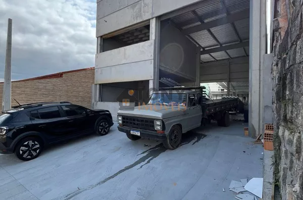 GALPÃO ZERO - 310 M² - PÉ DIREITO DUPLO