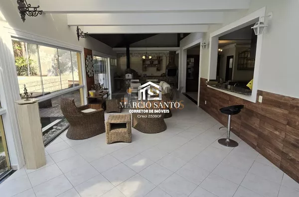 Casa residencial de alto padrão, em condomínio fechado, com 665 m², possui 5 dormitórios, sendo 4 suítes. Localizada no Bosque das Mansões - São José.