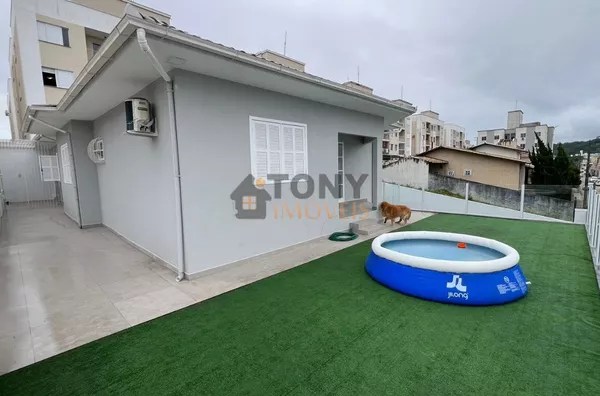 Excelente casa de 3 dormitórios e 2 suítes no bairro Serraria - São José.