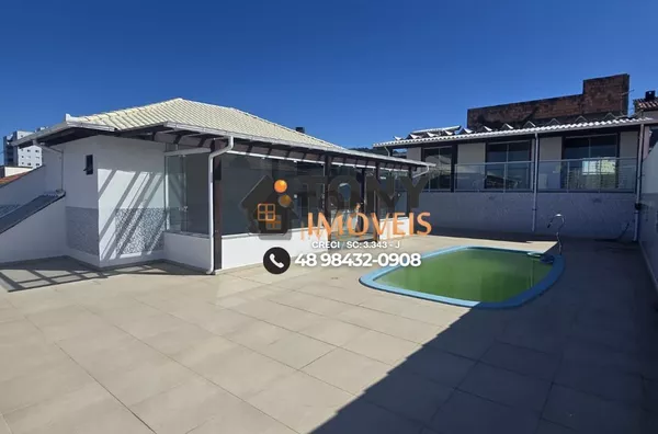 Casa com piscina de 3 dormitórios sendo 1 suíte localizada no bairro Areias - São José - SC.