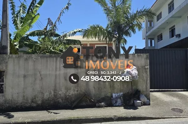 Casa de 7 quartos e 4 banheiros localizada no bairro Ipiranga - São José.