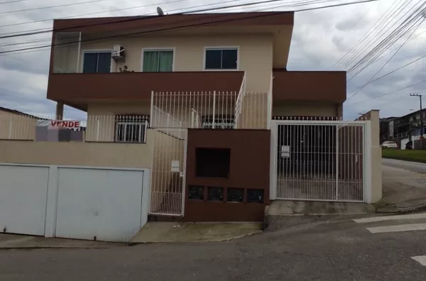CASA COMERCIAL NA AV DAS TORRES COM 5 APARTAMENTOS 