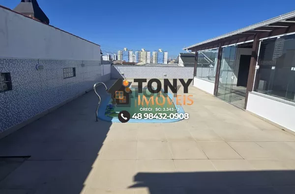 Casa com piscina de 3 dormitórios sendo 1 suíte localizada no bairro Areias - São José - SC.