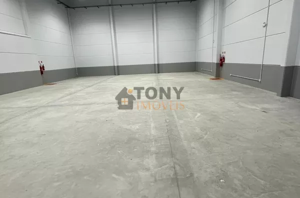Galpão com 476m² - pé direito de 10 metros 