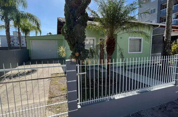CASA DE 3 QUARTOS - MOBILIADA 