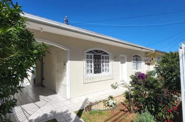 Casa com 3 dormitórios sendo 1 suíte, 4 vagas, ampla àrea social e pátio. Ipiranga, São José.