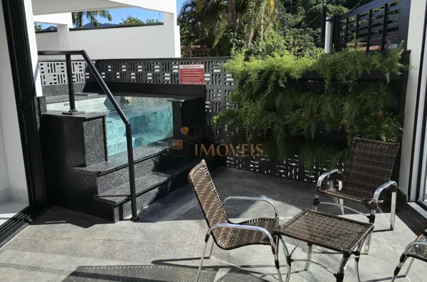 Belíssimo apartamento de 2 dormitórios, com mobília próximo ao mar em Governador Celso Ramos - Armação da Piedade.