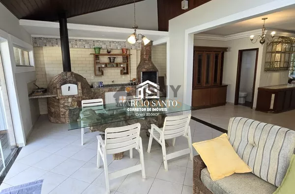 Casa residencial de alto padrão, em condomínio fechado, com 665 m², possui 5 dormitórios, sendo 4 suítes. Localizada no Bosque das Mansões - São José.