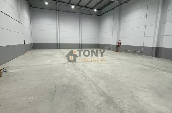 Galpão com 476m² - pé direito de 10 metros 