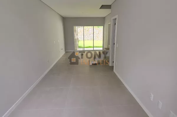 Sobrado com 150m² de 3 dormitórios sendo 1 suíte localizado no bairro Ipiranga - São José - SC.