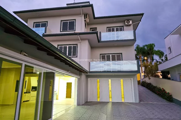 INCRIVEL CASA COM 4 QUARTOS NO BOSQUE DAS MANSÕES COM 400M²