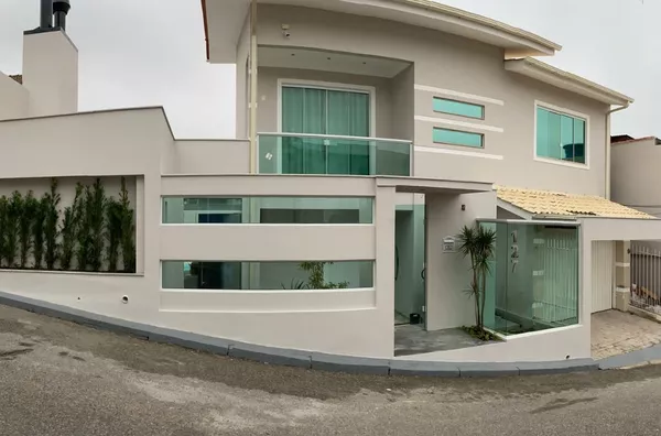 Casa com 4 quartos no bairro Estreito-  Florianópolis