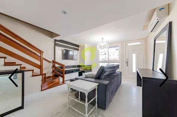 Ótima casa em condomínio, 175m priv, piscina, lareira, churrasqueira, 3 dorm, suite, closet, 2 vagas e infra completa! 