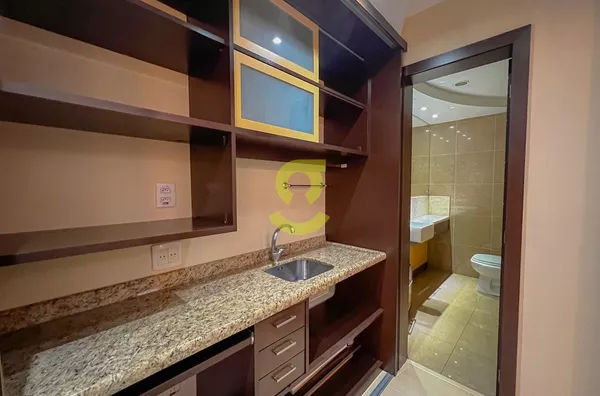 Ótima sala comercial mobiliada, 67m privativos, vaga de garagem. Predio com elevador 