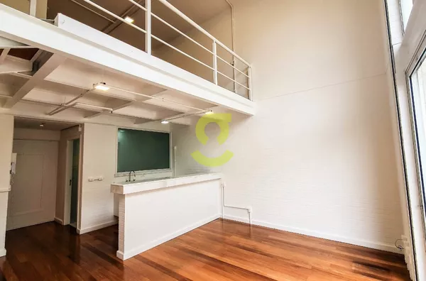 Espetacular loft duplex, 79m priv, semi mobiliado, mesanino c/ 1 dorm e banheiro, lavabo e 2 Vagas individuais na Padre Chagas! 