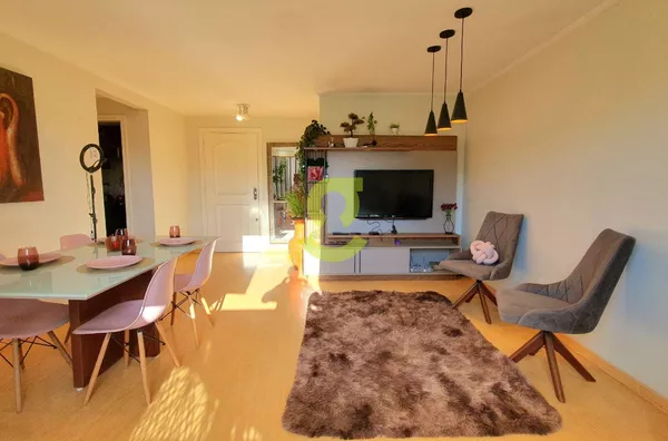 Lindo apartamento reformado, sacada, 2 dorm, 2 banh, suite, vaga coberta.